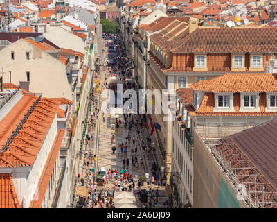 Lissabon Portugal - Juli 22, 2019: Luftaufnahme der pulsierenden Fußgängerzone Rua Augusta Einzelhandel Einkaufsstraße in Baxia, Stadtzentrum von Lissabon. Stockfoto