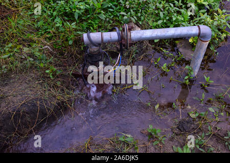 Klar süße und Gesundheit Wasser überlaufen aus der Tube auch an regnerischen Tagen, Stockfoto