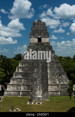 Tempel I oder Tempel der Großen Jaguar, Nationalpark Tikal, Guatemala. Ein UNESCO Weltkulturerbe. Stockfoto