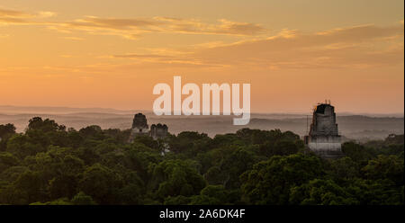 Predawn Ansicht von Tempeln I, II und III von Tempel IV in der Maya archäologische Stätte der Nationalpark Tikal, Guatemala. Weltkulturerbe der UNESCO Stockfoto