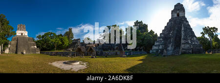 Tempel I oder Tempel der Großen Jaguar auf der rechten Seite. Tempel II ist auf der linken Seite mit dem Norden Akropolis hinter sich. Nationalpark Tikal, Guatemala. Stockfoto