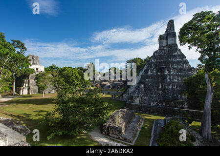 Tempel I oder Tempel der Großen Jaguar auf der rechten Seite. Tempel II ist auf der linken Seite mit dem Norden Akropolis hinter sich. Nationalpark Tikal, Guatemala. Stockfoto