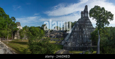 Tempel I oder Tempel der Großen Jaguar auf der rechten Seite. Tempel II ist auf der linken Seite mit dem Norden Akropolis hinter sich. Nationalpark Tikal, Guatemala. Stockfoto