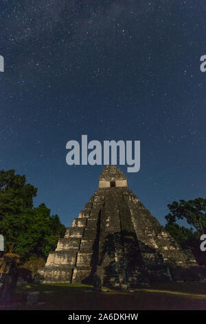 Ich Tempel, Tempel des Jaguars, durch das Licht des Mondes in der Nacht mit Sternenhimmel, Nationalpark Tikal, Guatemala. Ein UNESCO Weltkulturerbe. Stockfoto
