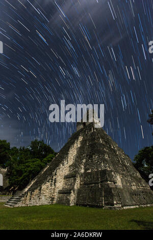 Ich Tempel, Tempel des Jaguars, durch das Licht des Mondes in der Nacht mit star Trails, Nationalpark Tikal, Guatemala. Stockfoto