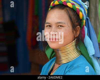 Junge Myanmarese Kayan Lahwi longneck Frau ("giraffe Frau") mit polierten tribal Padaung messing Gewindehälften/Spulen posiert für die Kamera. Stockfoto