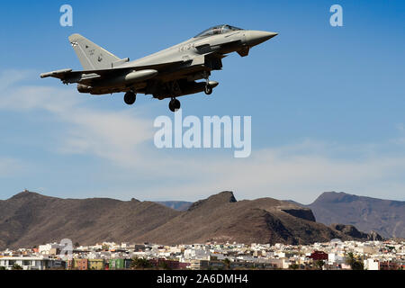 Eine spanische Luftwaffe Eurofighter Typhoon kehrt aus einem Training sortie zur Unterstützung des Luft-zu-Luft-Combat Training übung, OCEAN SKY 19, in Gando Air Base, Insel Gran Canaria, Spanien, Okt. 24, 2019. Übungen wie OCEAN SKY bleiben ein Symbol für die gemeinsame Verpflichtung zwischen Spanien, den USA und der NATO für die Aufrechterhaltung der Sicherheit Europas. (U.S. Air Force Foto/Tech. Sgt. Matthäus Plew) Stockfoto