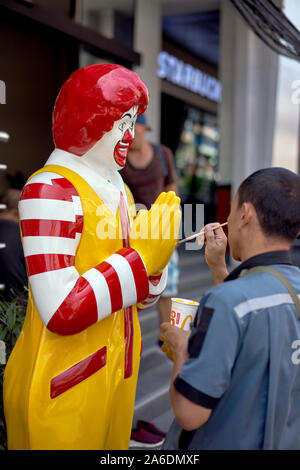 Ronald McDonald Statue, eine Reparatur von Lackschäden, Thailand Südostasien Stockfoto