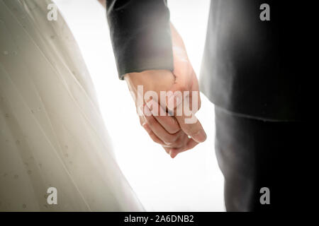 Selektive konzentrieren und im Diamond Ring am Finger der Braut, kurbelkröpfung Hand mit ihren Bräutigam. Stockfoto