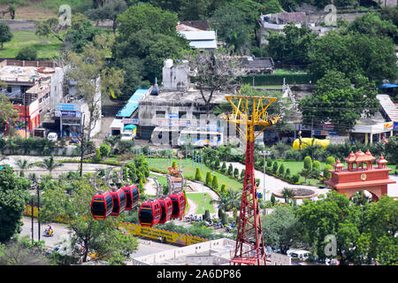 Wunderschöne Aussicht auf dewas Stadt und Seilbahn Seilbahn, vom Tempel der Maa Chamunda und Maa Tulja bhavani getroffen, auf dem Hügel von dewas Stadt. Stockfoto