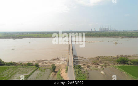 Luftaufnahme der Brücke über dem Krishna River in der Nähe von raichur thermische Kohle- Kraftwerk, Indien. Stockfoto