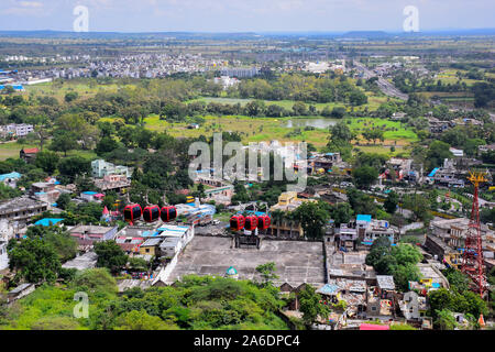 Wunderschöne Aussicht auf dewas Stadt und Seilbahn Seilbahn, vom Tempel der Maa Chamunda und Maa Tulja bhavani getroffen, auf dem Hügel von dewas Stadt. Stockfoto