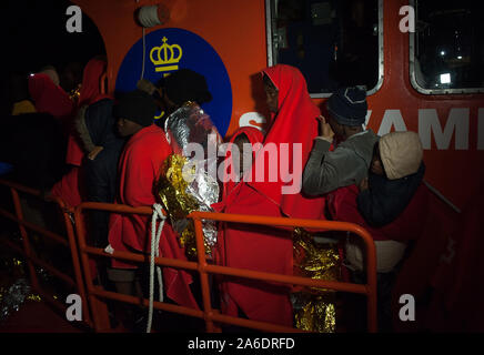 Malaga, Spanien. 26 Okt, 2019. Sahara Migranten, die von einem Beiboot im Mittelmeer gerettet wurden, auf eine Rettung Schiff warten, nach Ihrer Ankunft im Hafen von Málaga aussteigen. Ein Frontex französische Patrouille Schiff 63 Migranten an Bord gerettet ein aufblasbares Boot der Alboran See überqueren und Sie zu einem Boot von Spaniens Maritime Rescue Service wurden übertragen. Mindestens mehr als 200 Migranten wurden gerettet in den letzten Stunden versucht, die spanischen Küsten in fünf Jollen zu überqueren. Credit: SOPA Images Limited/Alamy leben Nachrichten Stockfoto