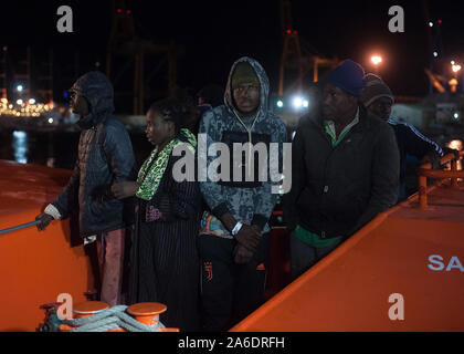Malaga, Spanien. 26 Okt, 2019. Sahara Migranten, die von einem Beiboot im Mittelmeer gerettet wurden stehen auf einem Schiff zu retten, da sie nach ihrer Ankunft im Hafen von Malaga zum anschlusszug warten. eine Frontex französische Patrouille Schiff gerettet 63 Migranten an Bord ein aufblasbares Boot der Alboran See überqueren und Sie zu einem Boot von Spaniens Maritime Rescue Service wurden übertragen. Mindestens mehr als 200 Migranten wurden gerettet in den letzten Stunden versucht, die spanischen Küsten in fünf Jollen zu überqueren. Credit: SOPA Images Limited/Alamy leben Nachrichten Stockfoto