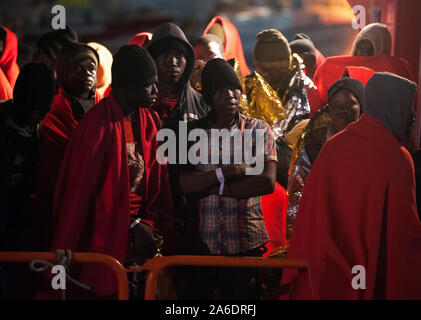 Malaga, Spanien. 26 Okt, 2019. Sahara Migranten, die von einem Beiboot im Mittelmeer gerettet wurden stehen auf einem Schiff zu retten, da sie nach ihrer Ankunft im Hafen von Malaga zum anschlusszug warten. eine Frontex französische Patrouille Schiff gerettet 63 Migranten an Bord ein aufblasbares Boot der Alboran See überqueren und Sie zu einem Boot von Spaniens Maritime Rescue Service wurden übertragen. Mindestens mehr als 200 Migranten wurden gerettet in den letzten Stunden versucht, die spanischen Küsten in fünf Jollen zu überqueren. Credit: SOPA Images Limited/Alamy leben Nachrichten Stockfoto