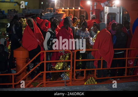 Malaga, Spanien. 26 Okt, 2019. Sahara Migranten, die von einem Beiboot im Mittelmeer gerettet wurden stehen auf einem Schiff zu retten, da sie nach ihrer Ankunft im Hafen von Malaga zum anschlusszug warten. eine Frontex französische Patrouille Schiff gerettet 63 Migranten an Bord ein aufblasbares Boot der Alboran See überqueren und Sie zu einem Boot von Spaniens Maritime Rescue Service wurden übertragen. Mindestens mehr als 200 Migranten wurden gerettet in den letzten Stunden versucht, die spanischen Küsten in fünf Jollen zu überqueren. Credit: SOPA Images Limited/Alamy leben Nachrichten Stockfoto