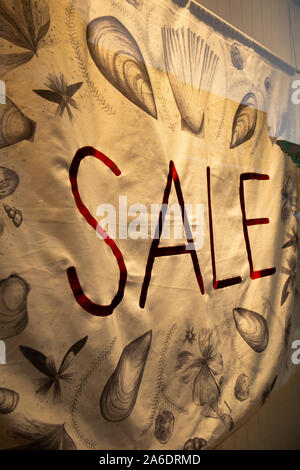 Verkauf Anmelden womenswear Schaufenster Hervorhebung der harte Zeiten durch die High Street Einzelhändler erfahrenen Stockfoto