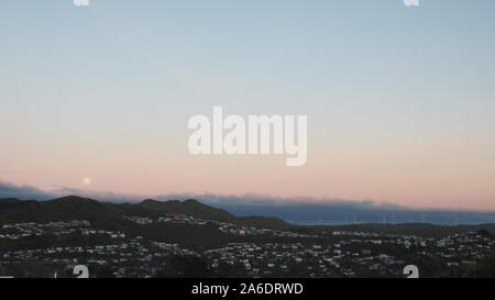 Vollmond im Westen über Wellington Vorstädte an einem Frühlingsmorgen Stockfoto