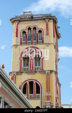 Das Gebäude der Universidad de Cartagena in Cartagena, Kolumbien, bietet eine Mischung aus kolonialem und neoklassizistischem Stil. Stockfoto