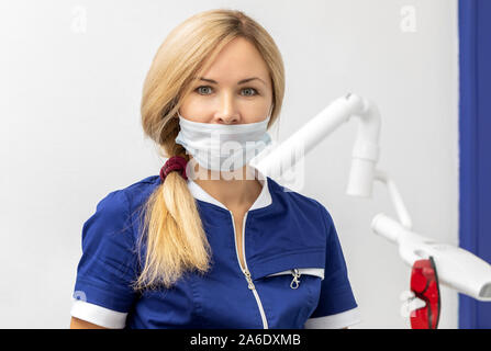 Porträt einer Kosmetikerin Mädchen in der medizinischen Maske Stockfoto