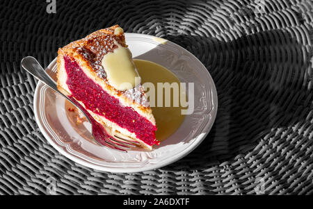 Stück Kuchen mit himbeermarmelade Stockfoto