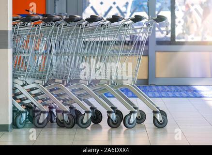 Einkaufswagen im Supermarkt Stockfoto