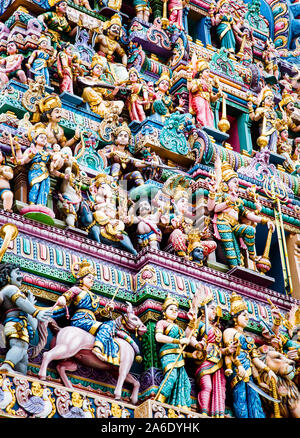 Singapur, Singapur - März 2019: Komplizierte hinduistische kunst und Gottheit Schnitzereien auf der Fassade von Sri Veeramakaliamman Tempel in Little India, Singapur. Stockfoto