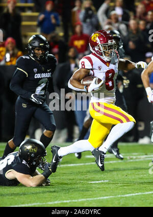 Oktober 25, 2019: USC Trojans wide receiver Amon-Ra St. Braun (8) entzieht sich der Angriff der Kolorado Büffel linebacker Carson Wells (26) in der ersten Hälfte des Spiels zwischen Colorado und USC bei Folsom Field in Boulder, CO. USC sammelte zu Gewinnen 35-31. Derek Regensburger/CSM. Stockfoto