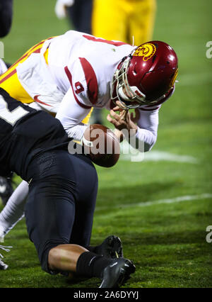 Oktober 25, 2019: USC Trojans quarterback Kedon Slovis (9) ungeschickte Versuche den Ball in der Nähe des Colorado Ziel Linie in der ersten Hälfte des Spiels zwischen Colorado und USC bei Folsom Field in Boulder, CO. USC erholt und sammelte zu Gewinnen 35-31. Derek Regensburger/CSM. Stockfoto