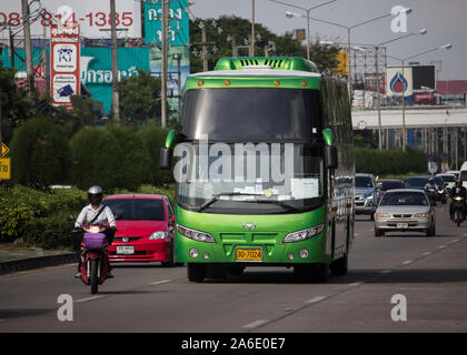 Chiangmai, Thailand - 10. Oktober 2019: Private Reisen Bus. Foto an der Straße Nr. 121 ca. 8 km von der Innenstadt von Chiang Mai, Thailand. Stockfoto