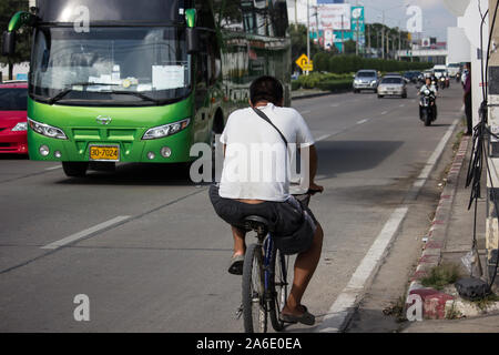 Chiangmai, Thailand - 10. Oktober 2019: eigenes Fahrrad mit alten Mann auf Autobahn Straße. Auf der Straße von Chiangmai Stadt. Stockfoto