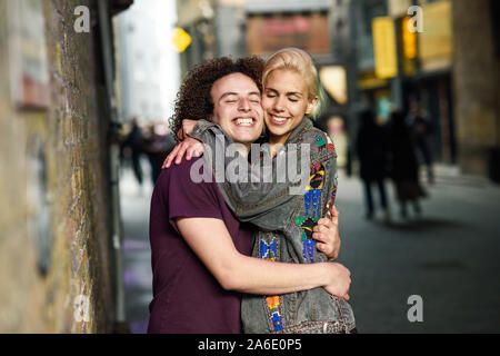 Junges Paar umarmen im städtischen Hintergrund auf ein typisches Londoner Straße. Stockfoto