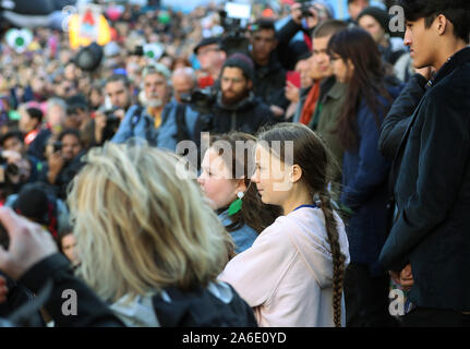 Vancouver, Kanada. 25 Okt, 2019. Schwedische jugendlich Aktivistin Greta Thunberg kommt für die post Bundestagswahl Freitag Klima Streik März beginnt und endet am Vancouver Art Gallery in Vancouver, British Columbia, am Freitag, den 25. Oktober, 2019. Organisiert von der lokalen Jugend-led, Sustainabiliteens, Greta und eine Umdrehung aus fast 10.000 Klima Aktivisten Nachfrage aus Industrie und den verschiedenen Ebenen der Regierung und unterstützen das 15-Jugend, die ihre Pläne der Bundesregierung verklagen behauptet es zum Klimawandel beigetragen hat angekündigt. Quelle: UPI/Alamy leben Nachrichten Stockfoto