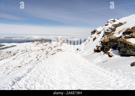 Skigebiet der Sierra Nevada im Winter, voll von Schnee. Stockfoto