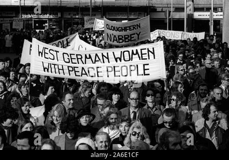 Menschen des Friedens März gegen Gewalt in Nordirland, 1976. Friedensbewegung. Menschen des Friedens. Frieden März Fans aus vielen Nationen nahmen teil, Westdeutsche Frauen für den Frieden, März vom Hyde Park in London zu einem Trafalgar Square Rallye. 1976 London 1970 s UK HOMER SYKES Stockfoto