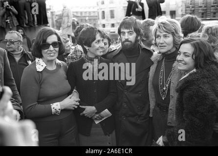 Betty Williams, Joan Baez, Herr Ciaran McKeown, Frau Jane Ewart Biggs, Mairead Corrigan Larry Adler im Hintergrund in Gläsern. Menschen des Friedens März gegen Gewalt in Nordirland, 1976. Frieden, Frieden, Frieden März, Trafalgar Square, London Rallye. 1970 s UK HOMER SYKES Stockfoto