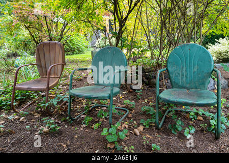 Drei metall Stühle im Garten Stockfoto