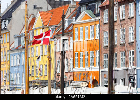 Kopenhagen, Dänemark - 4 September, 2019: Dansh Flagge in einem der Schiffe Masten im Hafenviertel Nyhavn. Stockfoto