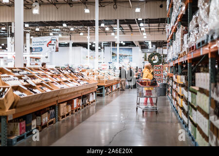 Tigard, Oregon - 25.Oktober 2019: Costco Wholesale Lager shopping Gang für Wein und Getränke Stockfoto