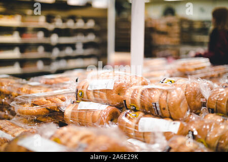 Tigard, Oregon - Oct 25, 2019: Viele Bagels bei Costco Wholesale gestapelt Stockfoto