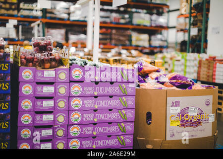 Tigard, Oregon - 25.Oktober 2019: Stapel von Gurke Boxen auf Anzeige bei Costco Wholesale Stockfoto