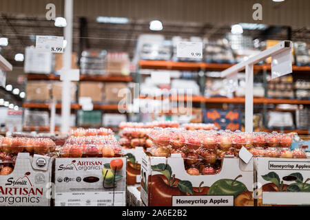 Tigard, Oregon - 25.Oktober 2019: Haufen Obst Äpfel auf Anzeige bei Costco Wholesale Stockfoto