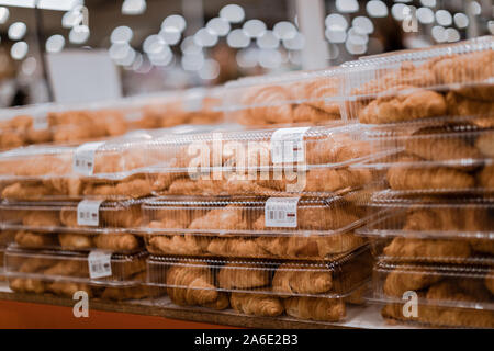 Tigard, Oregon - 25.Oktober 2019: Verpackt croissant Brot auf Anzeige bei Costco Wholesale Stockfoto