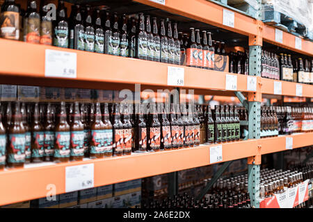 Tigard, Oregon - 25.Oktober 2019: verschiedenen Flaschen Bier im Regal Anzeige bei Costco Wholesale Stockfoto