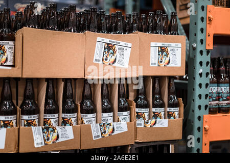 Tigard, Oregon - 25.Oktober 2019: verschiedenen Flaschen Bier im Regal Anzeige bei Costco Wholesale Stockfoto