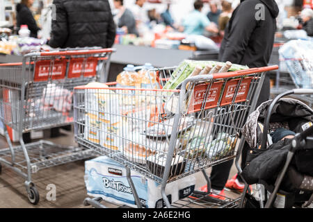 Tigard, Oregon - 25.Oktober 2019: Kasse Gassen in einem Costco Wholesale store Stockfoto