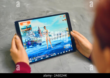 Bischkek, Kirgisistan - Januar 21, 2019: Frau spielen pubg Coop multiplayer Battle Royale Game auf Apple ios Tablet iPad Pro Stockfoto