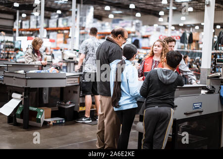 Tigard, Oregon - 25.Oktober 2019: Kasse Gassen in einem Costco Wholesale store Stockfoto