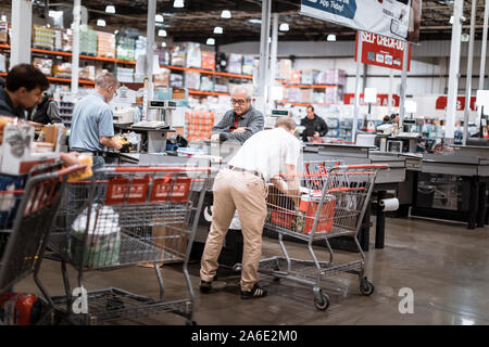 Tigard, Oregon - 25.Oktober 2019: Kasse Gassen in einem Costco Wholesale store Stockfoto