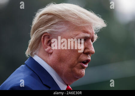 Washington, DC, USA. 25 Okt, 2019. Us-Präsident Donald Trump spricht mit Reportern vor dem Verlassen des Weißen Hauses in Washington, DC, USA, am Okt. 25, 2019. Credit: Ting Shen/Xinhua/Alamy leben Nachrichten Stockfoto